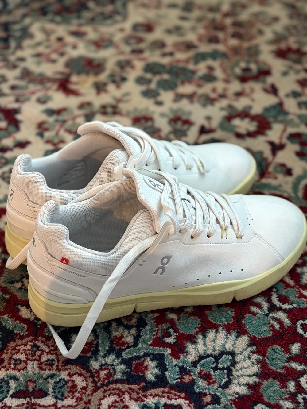 On Women's The Roger Advantage Sneakers size 9.5
